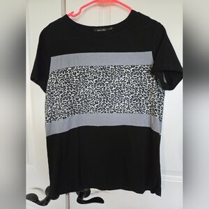 Doe & Rae black gray blue animal print short sleeve top